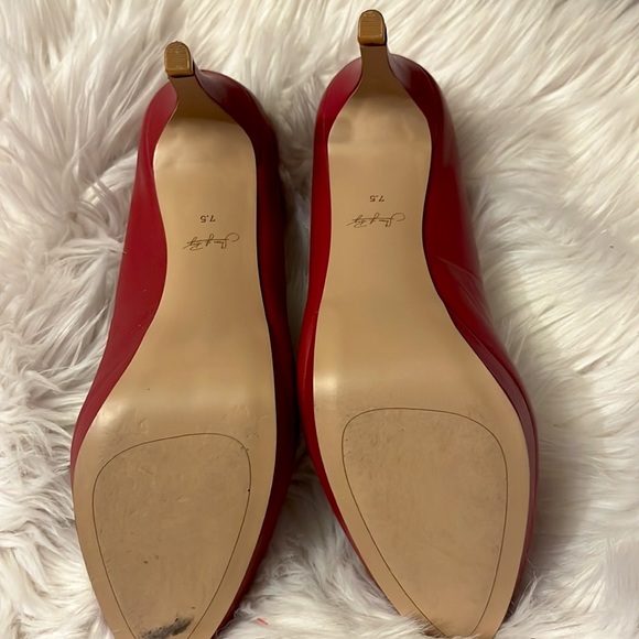 Red leather pump with a low platform - Picture 7 of 11